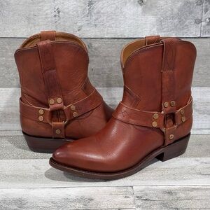 FRYE BILLY SHORT HARNESS BOOTS IN SADDLE - SIZE - 9B